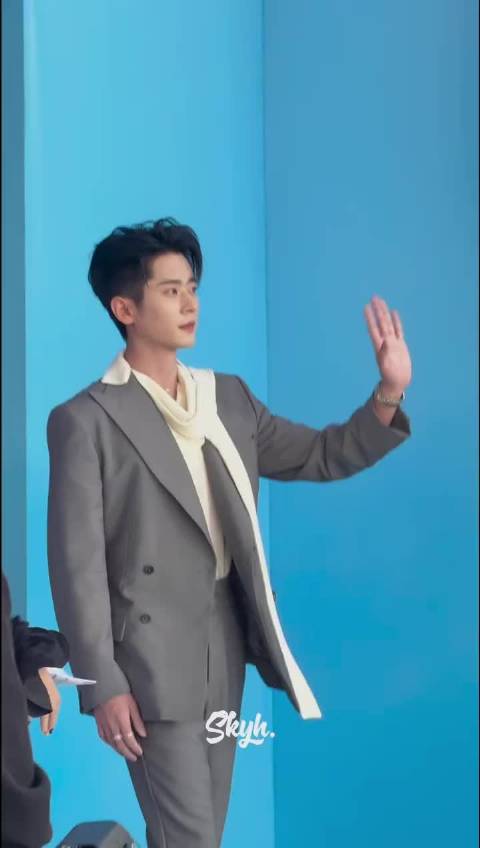 林允尖叫之夜红毯摔倒，丞磊迅速去扶