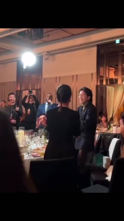 萧敬腾林有慧婚礼献唱眼神温柔