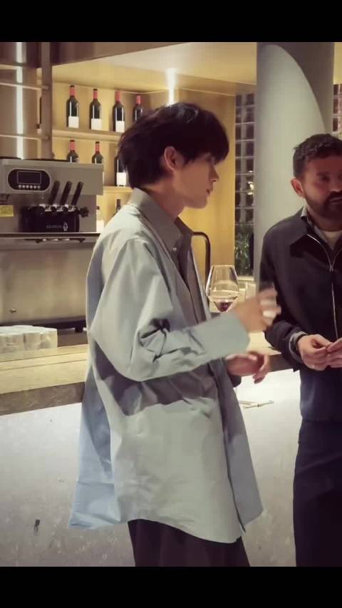 真的好喜欢这套衣服和这个角度