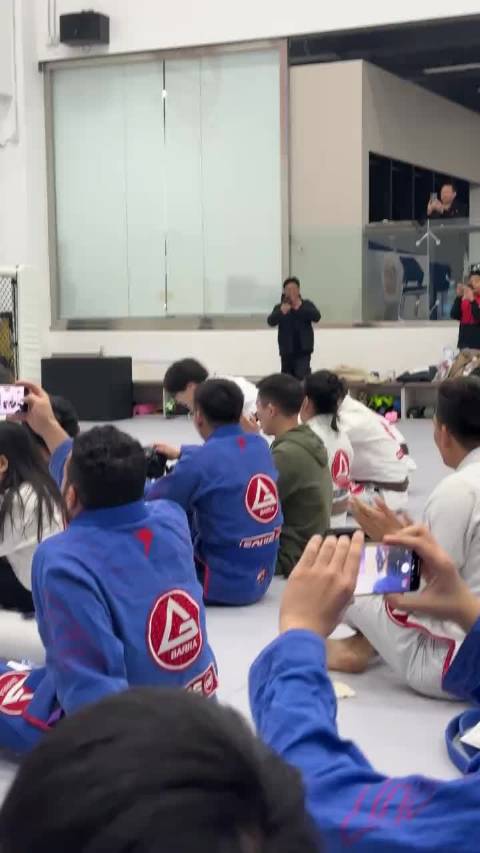 大家周末愉快 恭喜@张伟丽MMA 伟丽姐姐喜提黑带 太厉害啦