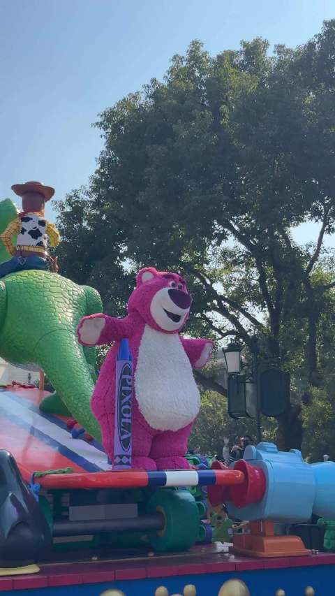 草莓熊香香软软的草莓熊！ 加勒比海盗表演无敌了