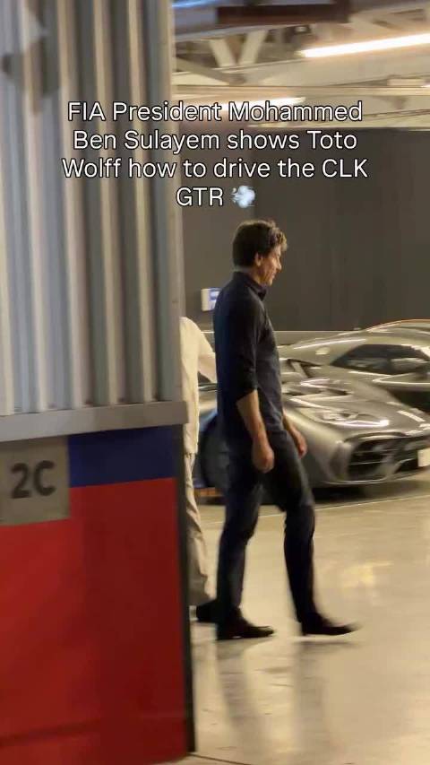 FIA主席本苏拉耶姆在迪拜向Toto-沃尔夫展示如何驾驶梅赛德斯神车CLK-GTR