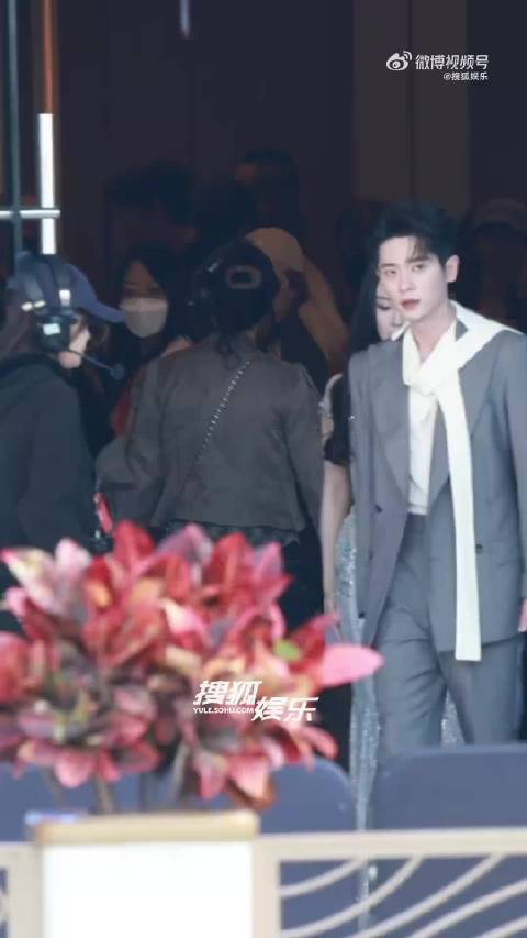 丞磊及时扶起摔倒的林允