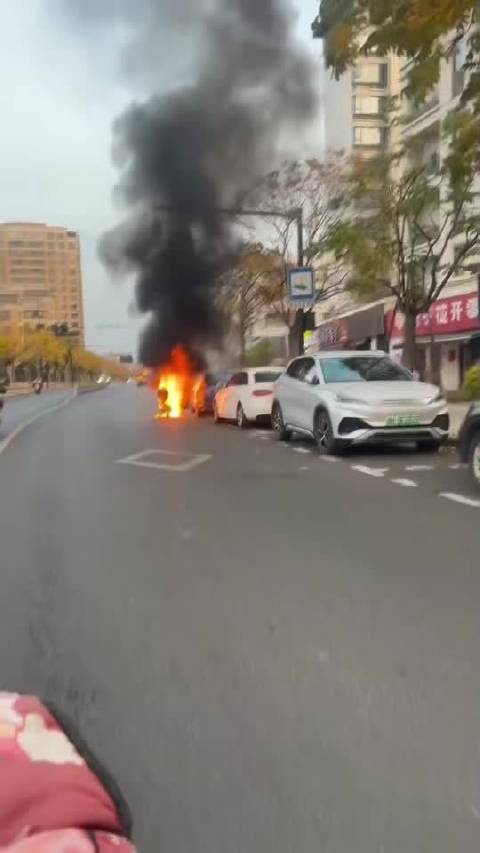 衢州电动车着火引燃凯迪拉克，车主损失惨重