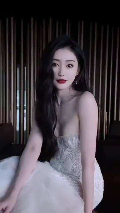 张天爱被赞内娱颜值身材天花板