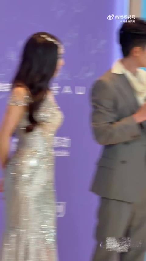 林允回应红毯摔倒，说错话不好意思！萌萌的奶牛猫 尖叫之夜红毯