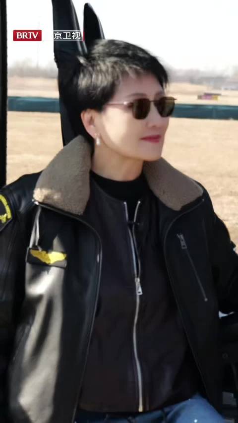 张凯丽密云机场乘直升机俯瞰美景，12月16日北京卫视播出