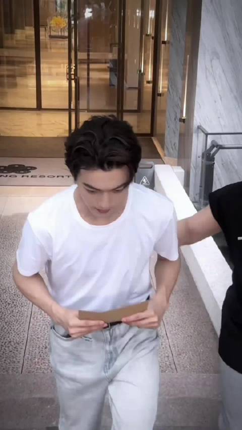 从这个视角看许凯简直也太帅了吧，真的是很有男友力