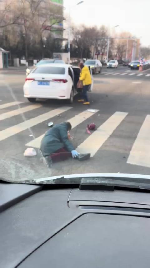 老太太闯红灯过马路，视频车停下来了，左边的车没刹住把老太太撞飞了