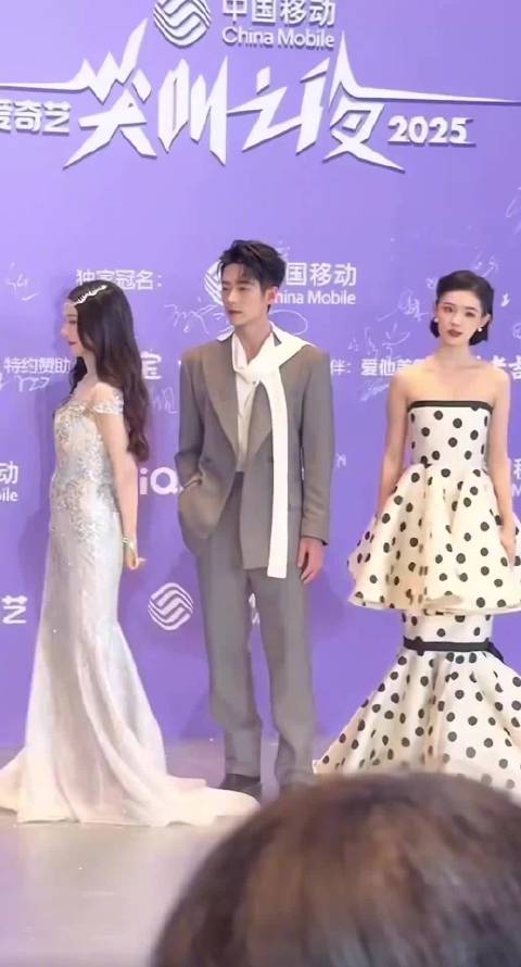 这个下摆好奇怪的设计，是因为太紧张了嘛，有点心疼林允，看着好疼啊