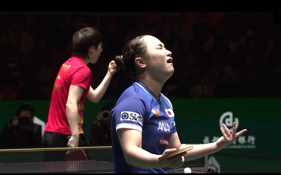 王曼昱10-4领先时，为何被伊藤美诚连追8分大逆转？捏肩膀引争议
