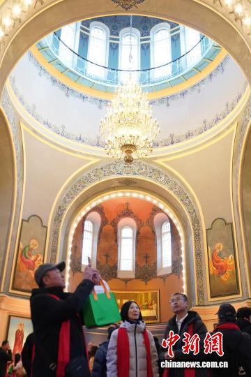 图为游客在教堂内游览。中新社记者 赵宇航 摄
