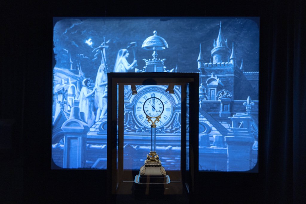 展览现场 展出的神秘钟 ，约1860年，法国巴黎 拉绍德封国际钟表博物馆藏