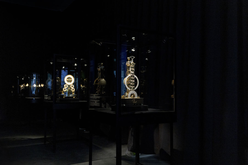 展览现场展出的镂空钟