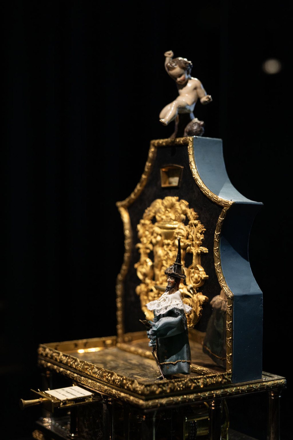 展览现场 展出的“魔术师”自动机械人偶，约1830年，拉绍德封国际钟表博物馆藏