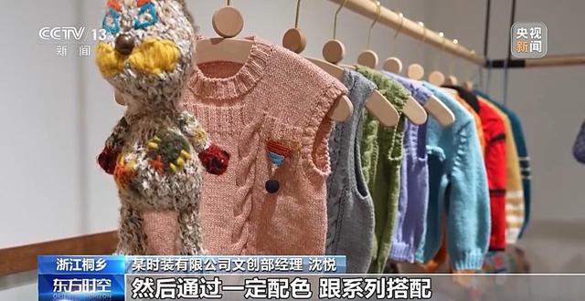 在童装的世界里这套搭配宛如一抹温柔亮色。简约米白polo衫精致小马刺绣点缀俏皮又不失格调；搭配休闲灰短裤宽松舒适。白色袜子与白球鞋加持宝贝站在衣店中每一寸都散发着童真朝气轻松成为穿搭焦点开启彩神vll童年时尚之