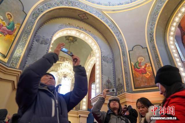 图为游客在教堂内游览。中新社记者 赵宇航 摄