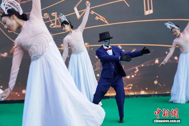 图为重启仪式现场机器人与舞蹈演员共舞。中新社记者 赵宇航 摄