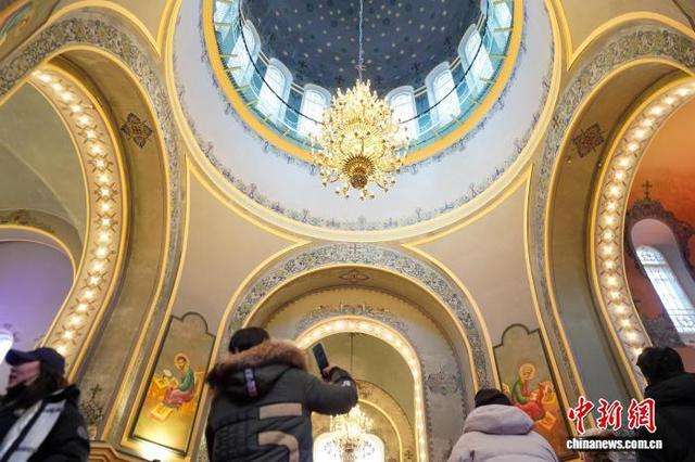 图为游客在教堂内游览。中新社记者 赵宇航 摄