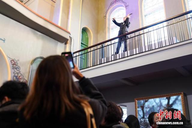 图为沉浸式音乐表演吸引游客。中新社记者 赵宇航 摄