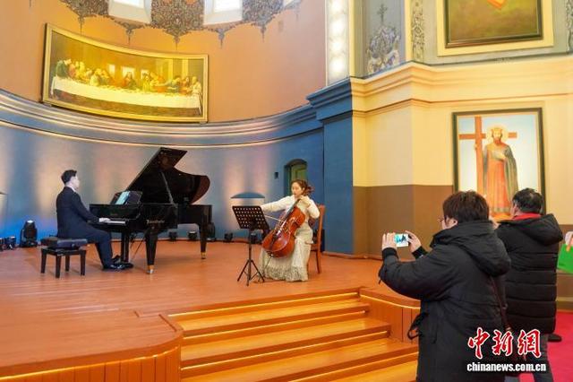 图为沉浸式音乐表演吸引游客。中新社记者 赵宇航 摄