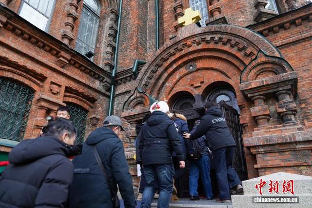 图为首批游客步入教堂。中新社记者 赵宇航 摄