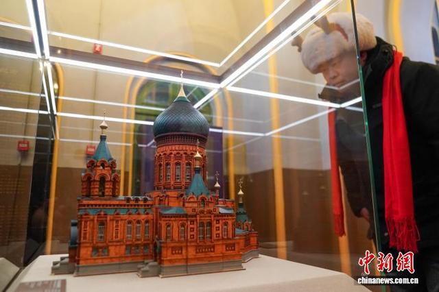 图为索菲亚教堂微观模型吸引游客。中新社记者 赵宇航 摄
