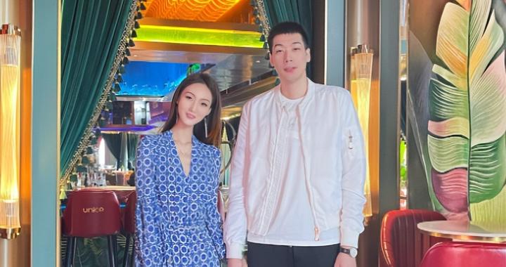 35岁任骏飞近况：退役秒转型，已财富自由，超模妻子是大美女