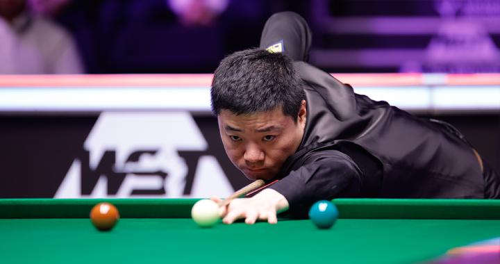 丁俊晖4次失误葬送胜利！赛后说出败因，庞俊旭展现韧性虽败犹荣