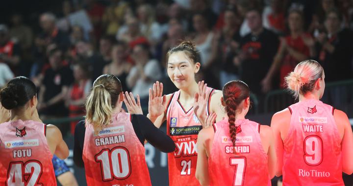 （体育·图文互动）澳大利亚女篮联赛：韩旭主场首秀拿下19分