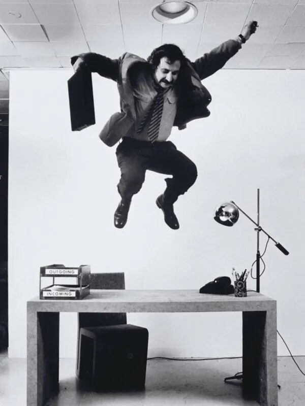 盖里测试卡纸板桌的稳固性 | ©Ralph Morse