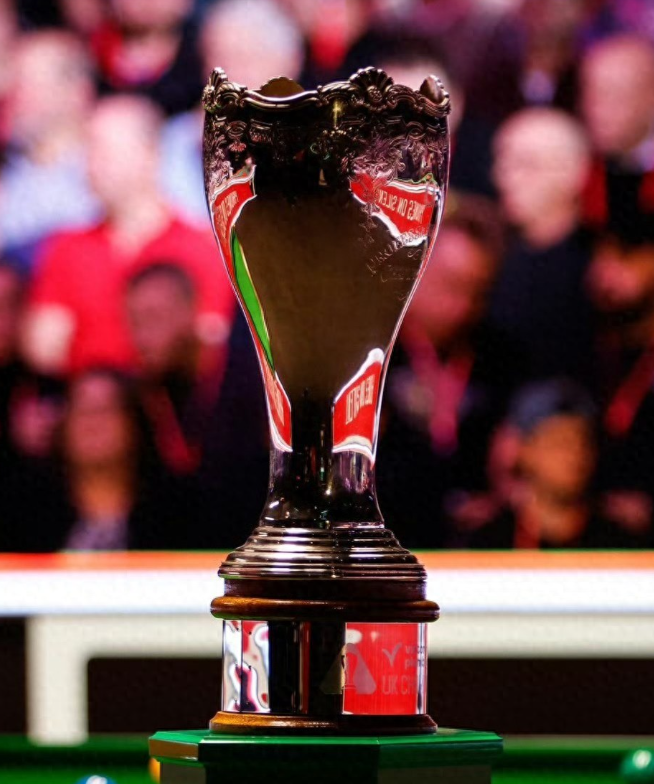 英锦赛中国2战2败，丁俊晖再遭6连鞭，庞俊旭绝境逆转，回敬3连鞭