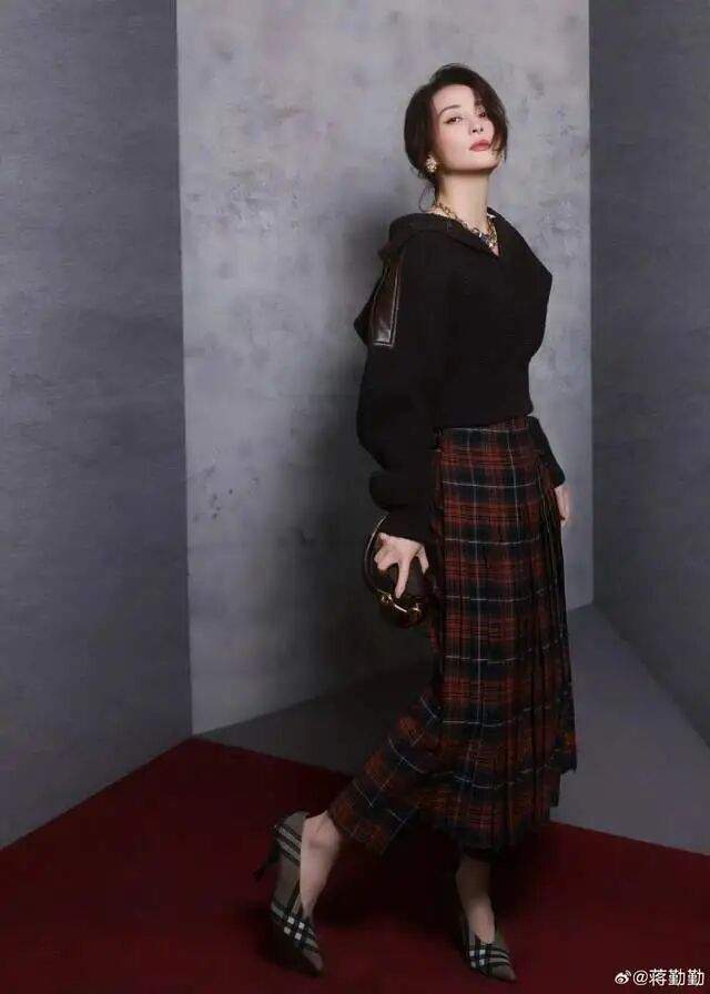 结婚20年，蒋勤勤陈建斌生图惊艳网络！网友：这把老公熬成大爷了