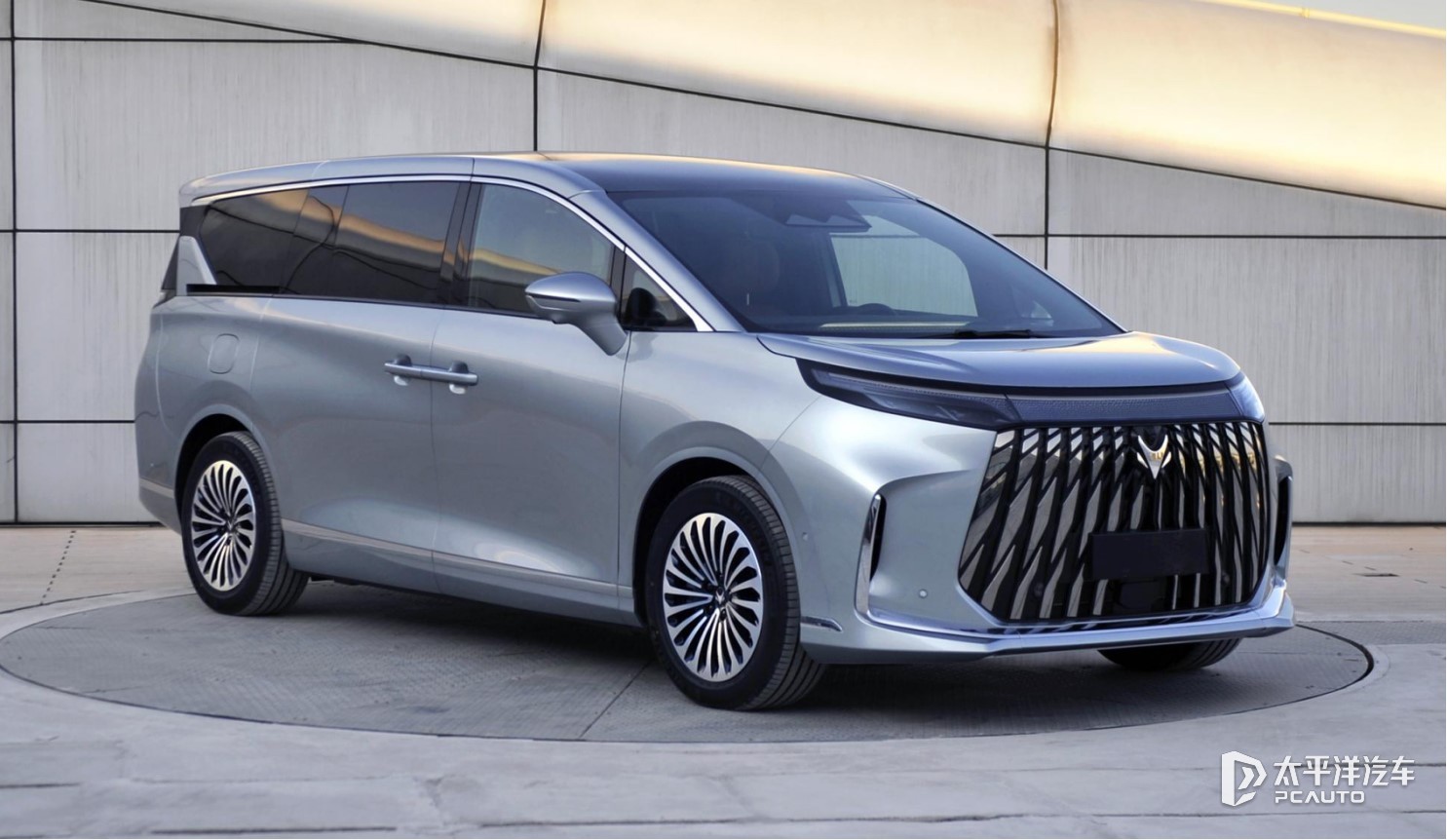 采用增程动力 极狐首款豪华MPV申报图曝光