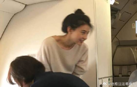 飞机上偶遇赵又廷夫妇，高圆圆扎丸子头好清纯，随手一拍就好漂亮
