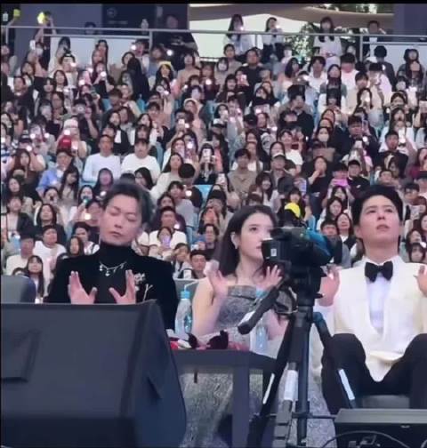林俊杰AAA演出震撼韩星，IU朴宝剑全程跟唱修炼爱情