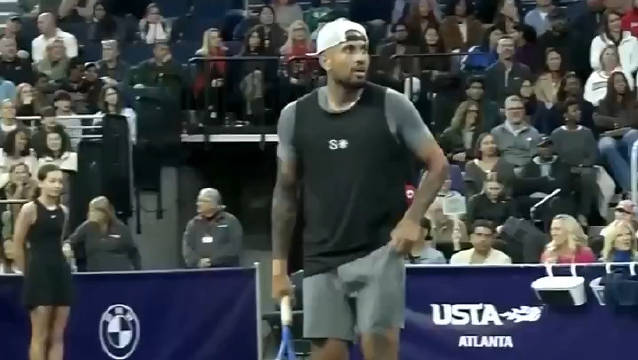 克耶高斯对阵谢尔顿使出胯下下手发球