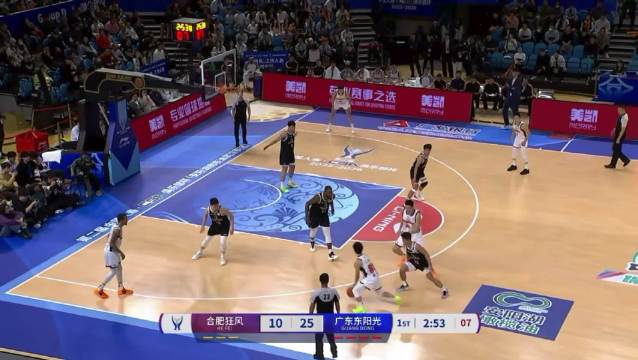 这次杯赛这地板成为最大的主角，胡明轩也滑倒了