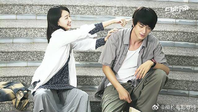 林更新周冬雨军装旧照，当年主演的《同桌的你》青涩而美好！