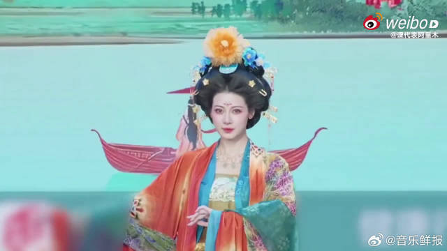 赵昭仪路透憋笑身体颤抖可爱十足