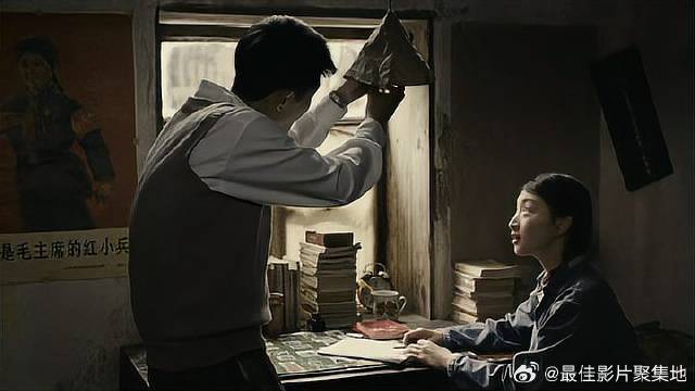 姑娘整天忙着写材料，小伙特地给她装灯泡，气氛升温