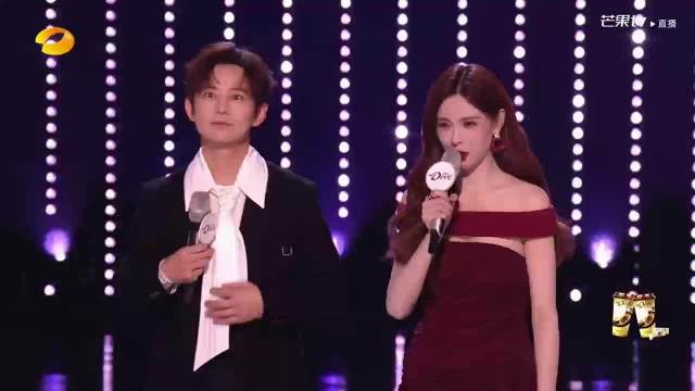 沈梦辰红裙港风造型亮相直播，谐音梗互动引热议