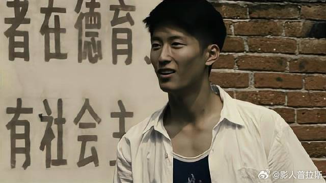 静秋出校门捡球，抬头看到心上人，立马抑制不住情感