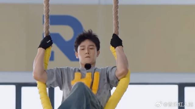 姚译添刚说7米完不成 李昀锐就挑战成功，不愧是体育生！