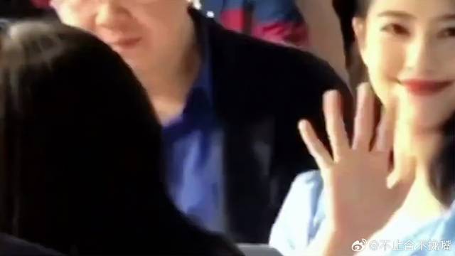 高圆圆赵又廷机场腻歪，说悄悄话结婚8年似初恋，43岁被宠成公主