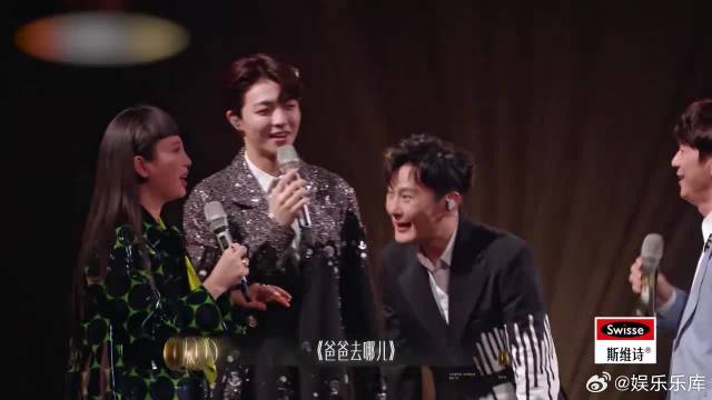 陈立农中场休息，与张信哲狂捧何炅，引全场狂笑