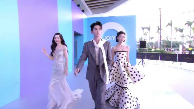 本以为王鹤润的美人鱼造型够美，谁料林允一出镜，丞磊忍不住偷瞄