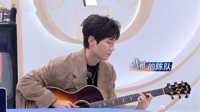 当陈楚生弹起吉他，直接魅力大爆炸，感觉更帅了呢！