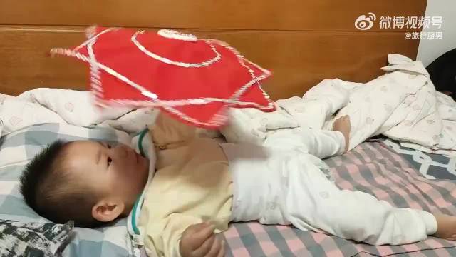 厉害啦！ 还在穿尿不湿的年龄，就玩会了二人转的手绢，这比赵本山还有天赋啊