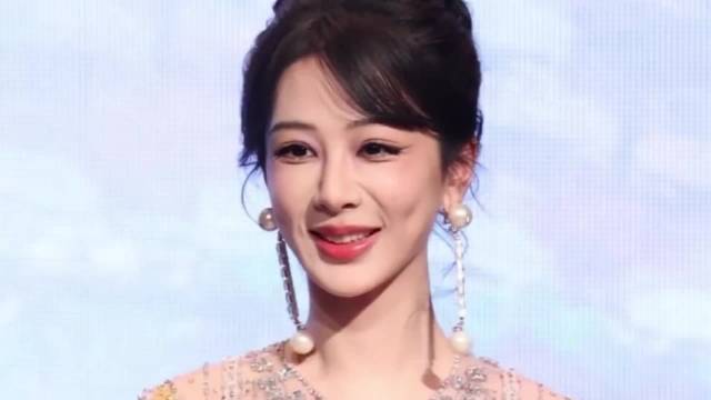 杨紫重现香蜜锦觅经典转场，七年回忆杀引热议